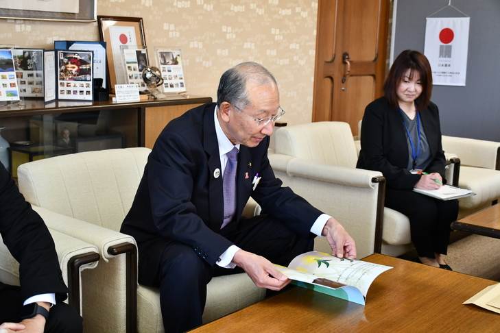 市長談笑シーン