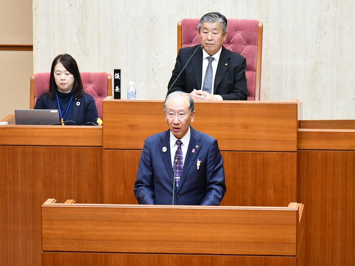 所信表明をする楫野弘和市長