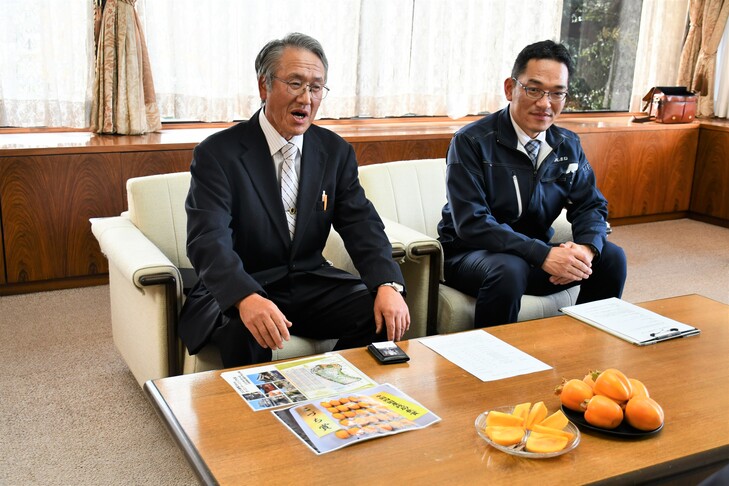 岡田代表理事と関係者