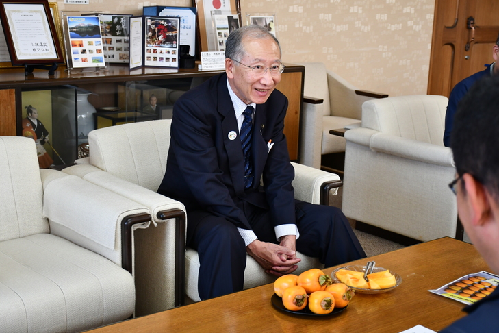 柿を前に笑顔の市長