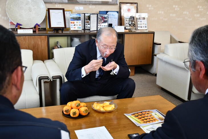 柿を召し上がる市長