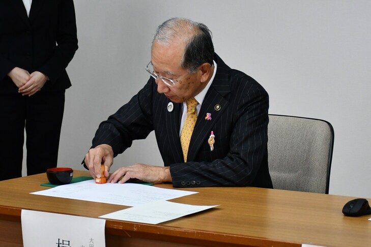 協定書に押印する市長２