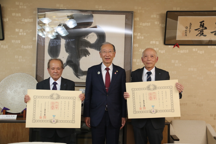 市長と受章者の集合写真