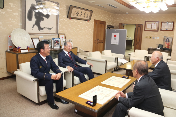 市長と話す受章者