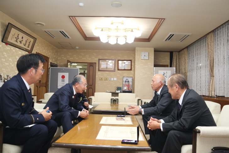 受章者と市長