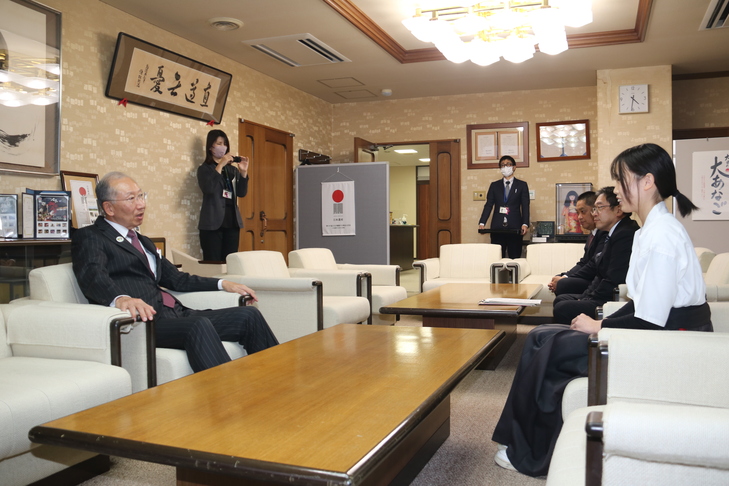 小原さんと歓談する市長