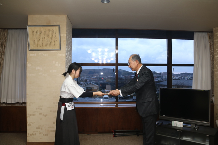 激励金を手渡す市長