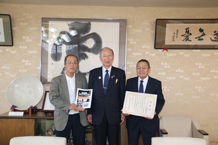 市長と渡辺会長と長澤波根まちづくりセンター長