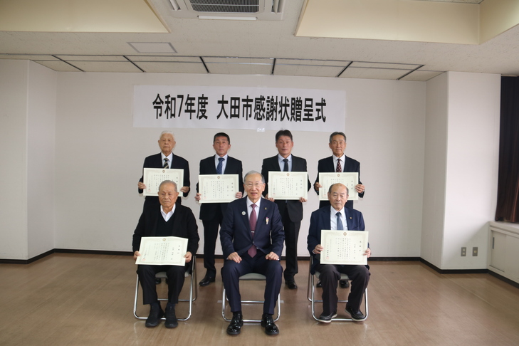 市長と受賞者の記念写真