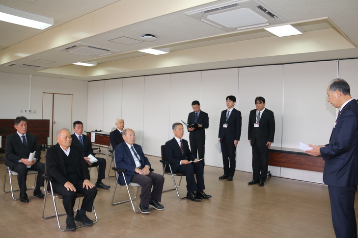 市長の挨拶を聞く受賞者