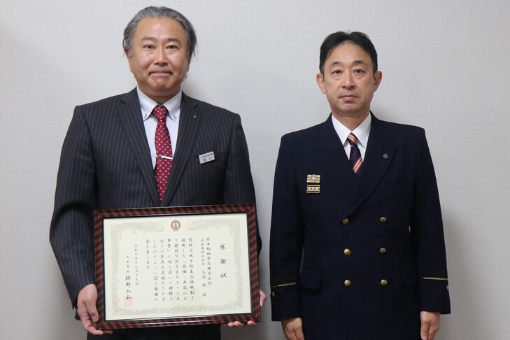 消防部長と記念撮影をする黒川広島営業所長