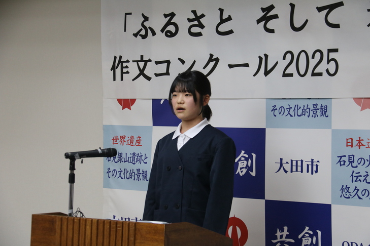 朗読をする日向さん