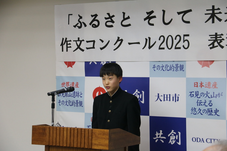 朗読をする久原さん