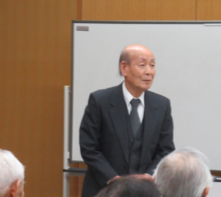 不言城講演中の講師坪内健治郎氏