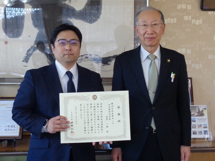 市長と記念撮影をする出雲代表取締役社長