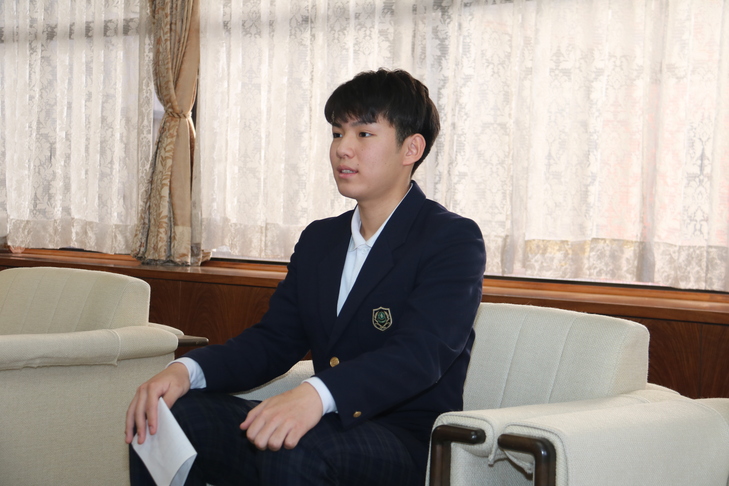 市長と歓談する杉本さん