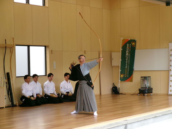 島根県弓道連盟の神代（こうじろ）会長による矢渡しの儀