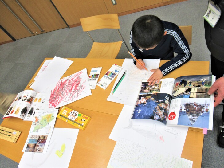 熱心に取り組む男児