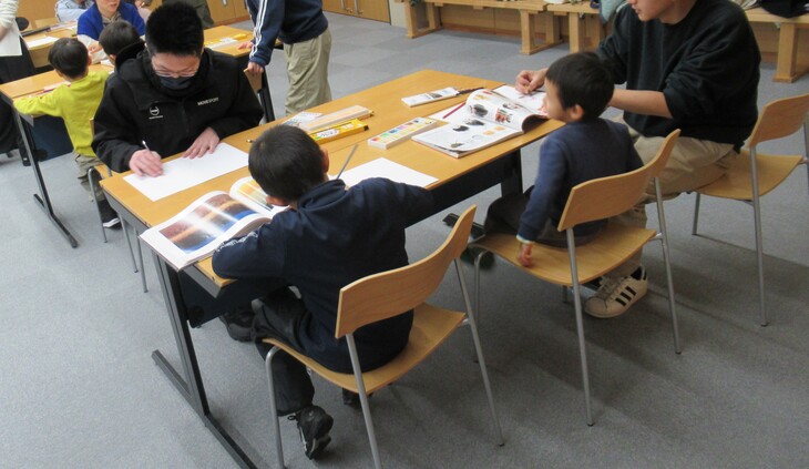 高校生と一緒に描く児童