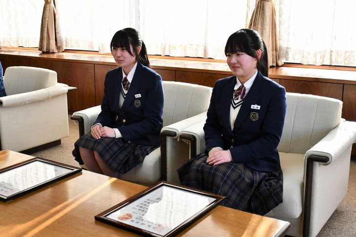 並んで座る２人（斜め方向から）