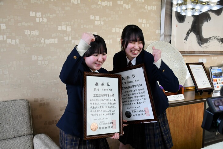 ガッツポーズする２人