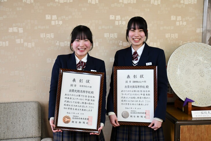 賞状を持つ２人