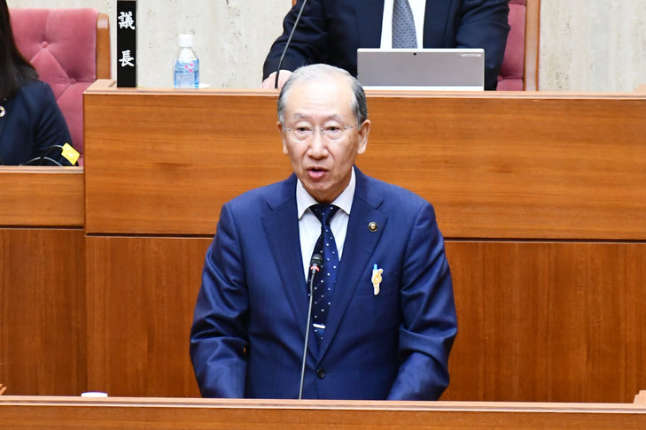 施政方針を述べる楫野市長