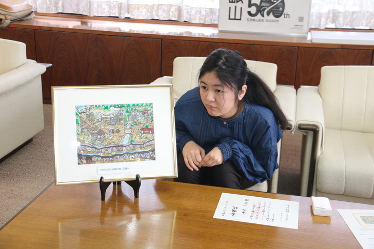 作品の説明をする重谷さん