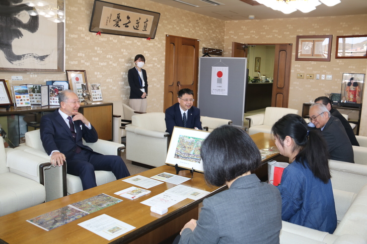 重谷さんと話す市長