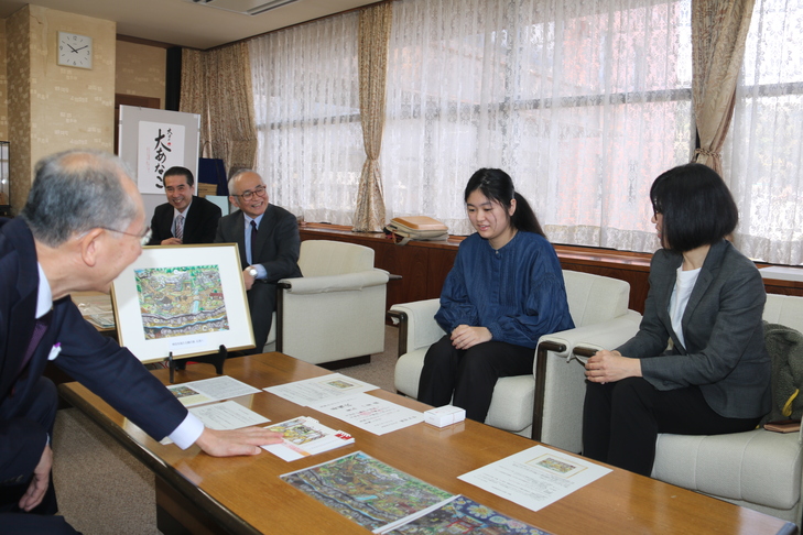 市長と話す重谷さん