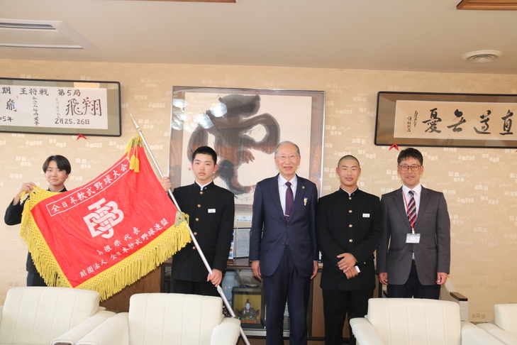 市長と3人の選手の集合写真