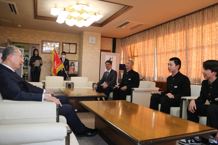 3人の選手と話す市長