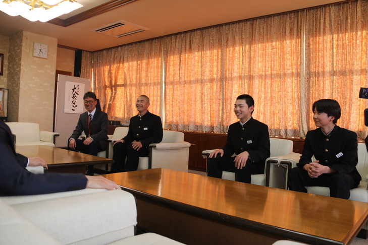 市長と話す３人の選手と顧問の先生