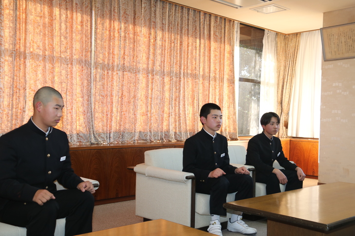 市長と話す３人の選手