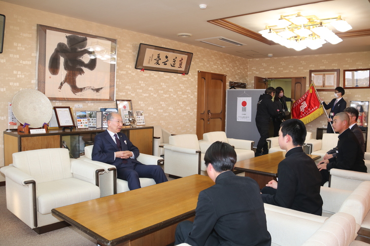 市長と話す選手たち