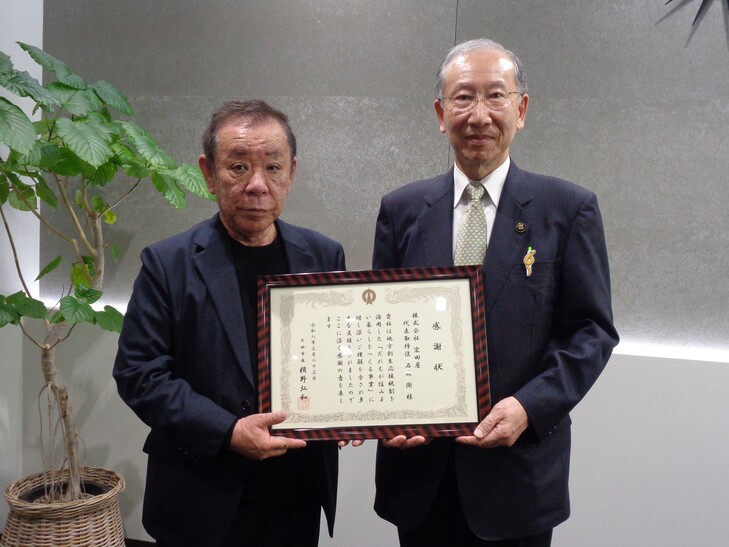 市長と記念撮影をする石飛代表取締役