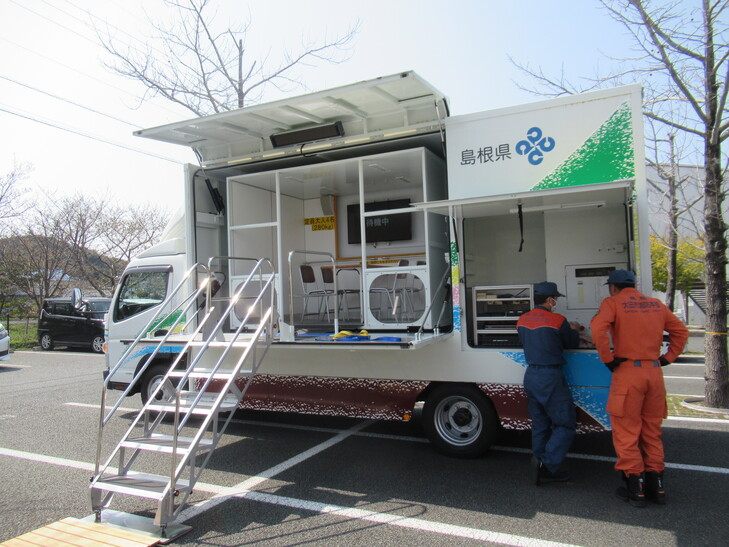 地震体験車　右から