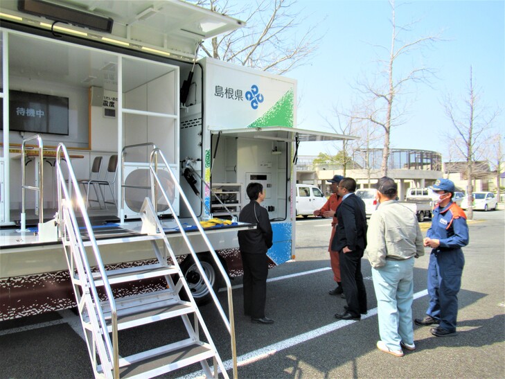 体験後消防職員と会話風景