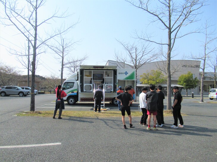 地震体験車　順番待ち