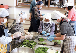 高齢者施設でまき団子づくり