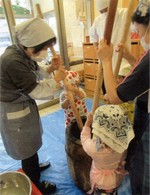 保育園での餅つき