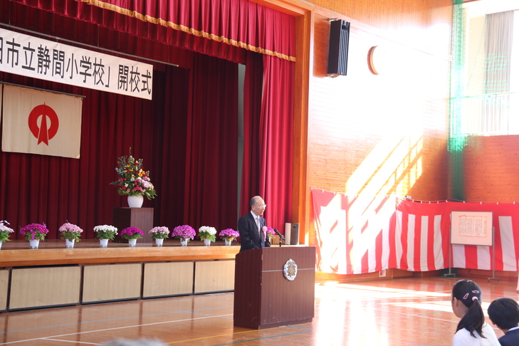 あいさつする市長