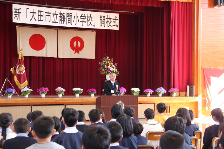 あいさつをする下隅校長