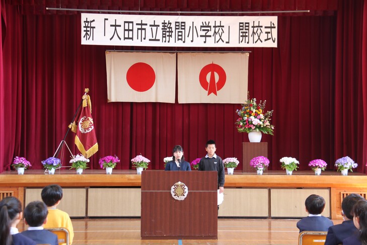 あいさつをする児童たち