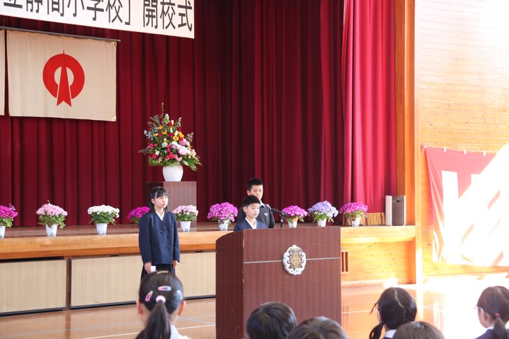 あいさつをする児童たち