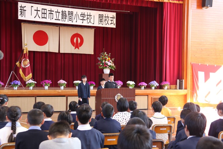 あいさつをする児童たち