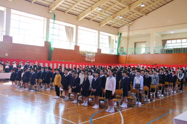 校歌を歌う児童たち