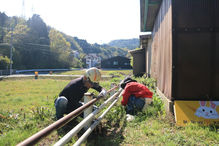 汚れを落とす組合員の皆さん