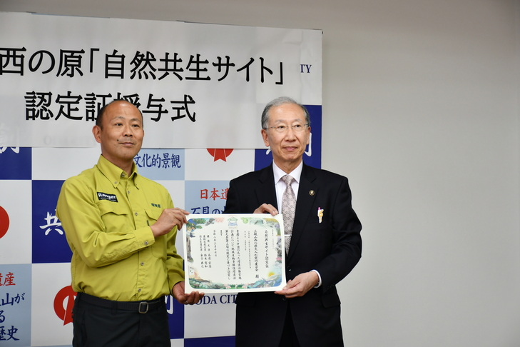 認定証を受け取った市長