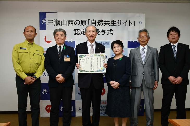 市長を囲んで集合写真